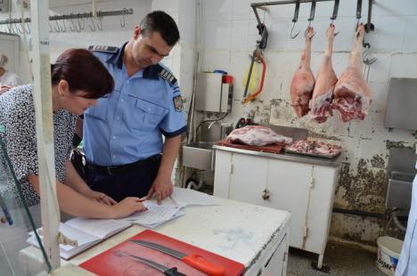 Razie în pieţe şi magazine: Aproape 150 de kilograme de carne stricată, confiscată de poliţişti (VIDEO)